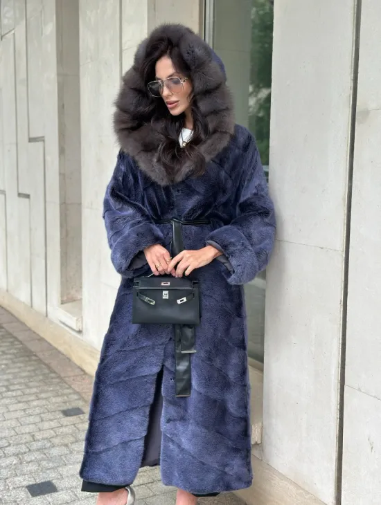 Длинная шуба из норки с капюшоном из куницы - цвет синий графит - фото 4