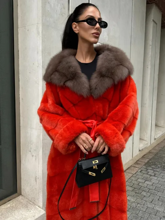 Шуба норковая с капюшоном из меха куницы в красном цвете - фото 4